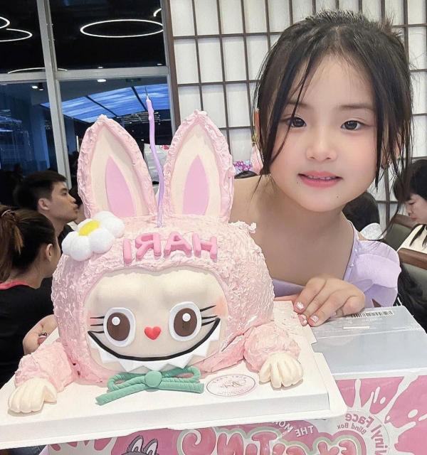 Bánh Kem Tạo Hình Bé Gái